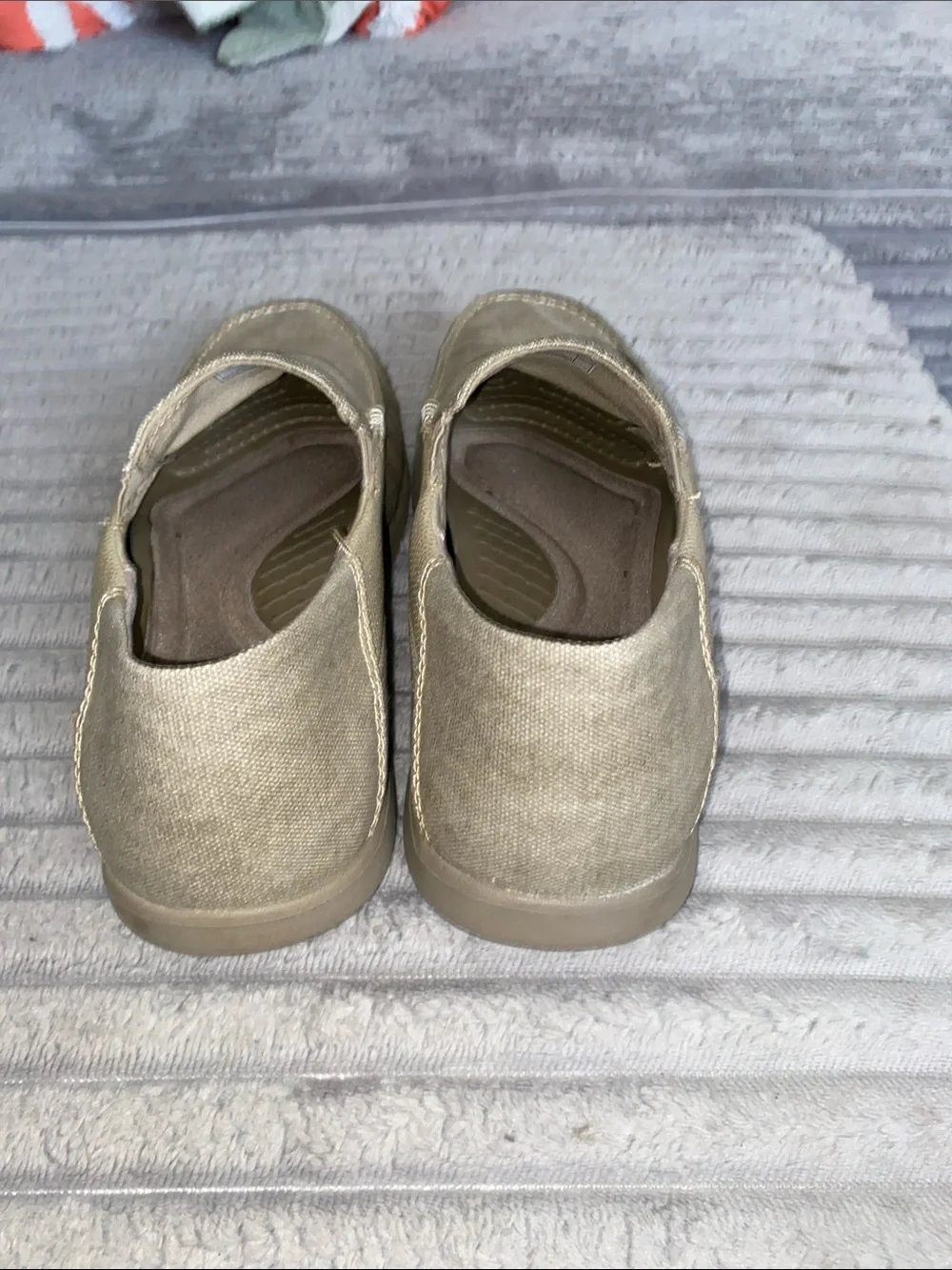 MENS 9 slip on Crocs tan